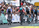 Philipsen repite y se lleva la 4ª etapa del Tour de Francia con un final accidentado