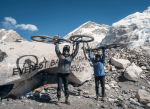 ¡Históricas! Dos chilenas son las primeras mujeres que llegan en bici hasta el campamento base del Everest