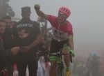 Woods se lleva la etapa en la niebla y Valverde se acerca a Yates