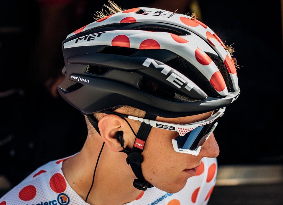 MET trae a Chile el casco del campeón del Tour Tadej Pogačar –