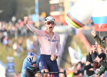 Mathieu van der Poel es pentacampeón del mundo de ciclocross tras vencer a Wout van Aert