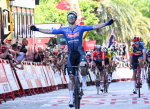 Kaden Groves ganó una 4ª etapa de La Vuelta que estuvo a punto de ser saboteada
