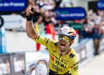 Wout van Aert da el golpe y se quedó con el París-Roubaix