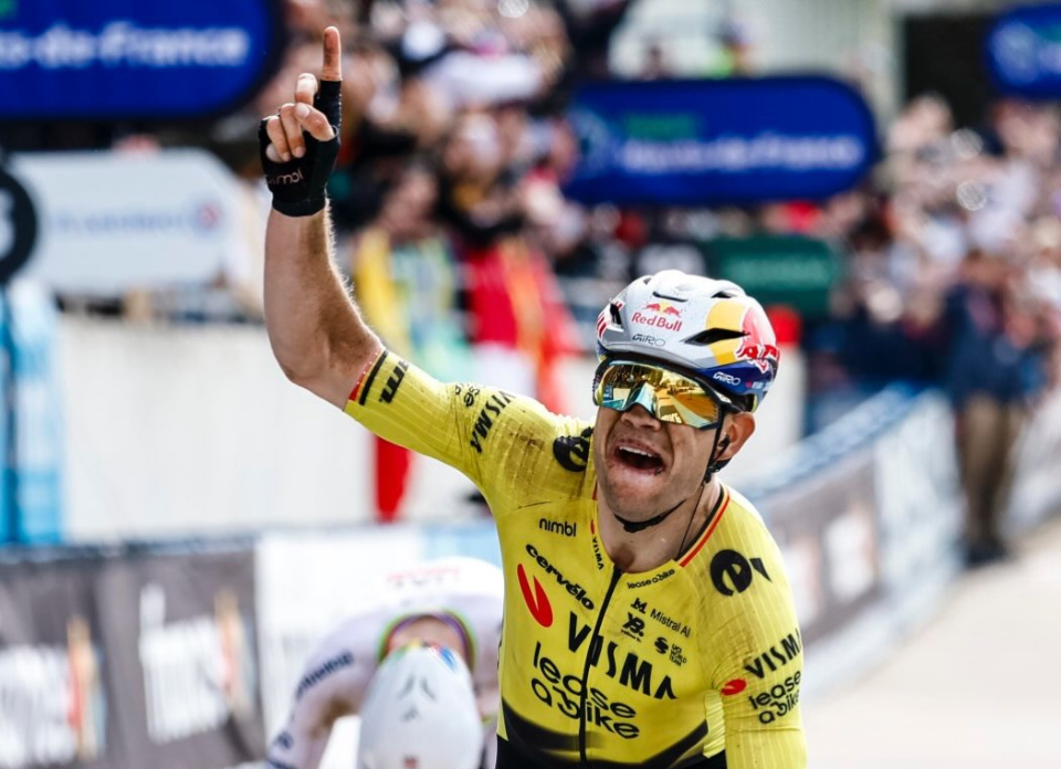 Wout van Aert da el golpe y se quedó con el París-Roubaix